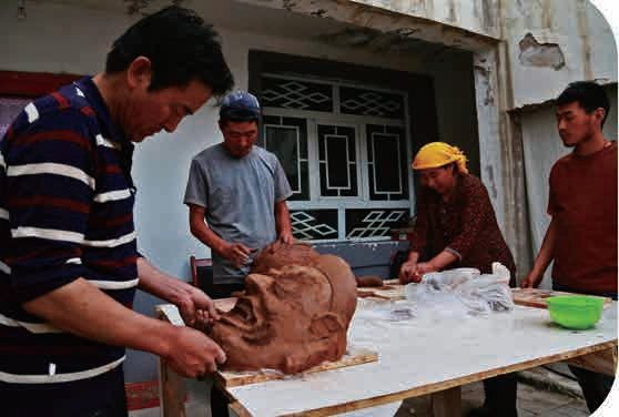 省级民间工艺大师关杰才让在自己的作坊制作藏族面具